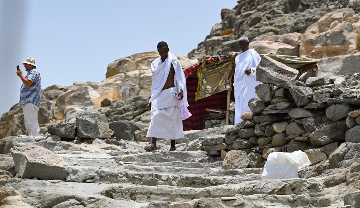 <p>Gua Hira terletak sekira 6 kilometer sebelah utara Masjidil Haram. Gua ini menjadi tempat Nabi Muhammad SAW menyendiri dari masyarakat yang pada saat itu masih belum menyembah kepada Allah SWT. (Sajjad HUSSAIN/AFP)</p>