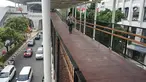 Warga melintasi jembatan penyeberangan (Skybridge) yang menghubungkan Stasiun LRT Velodrome dengan Halte Transjakarta Pemuda di Rawamangun, Jakarta, Senin (29/7/2019). Skybridge ini bertujuan memudahkan integrasi penumpang LRT menuju Transjakarta atau sebaliknya. (Liputan6.com/Immanuel Antonius)
