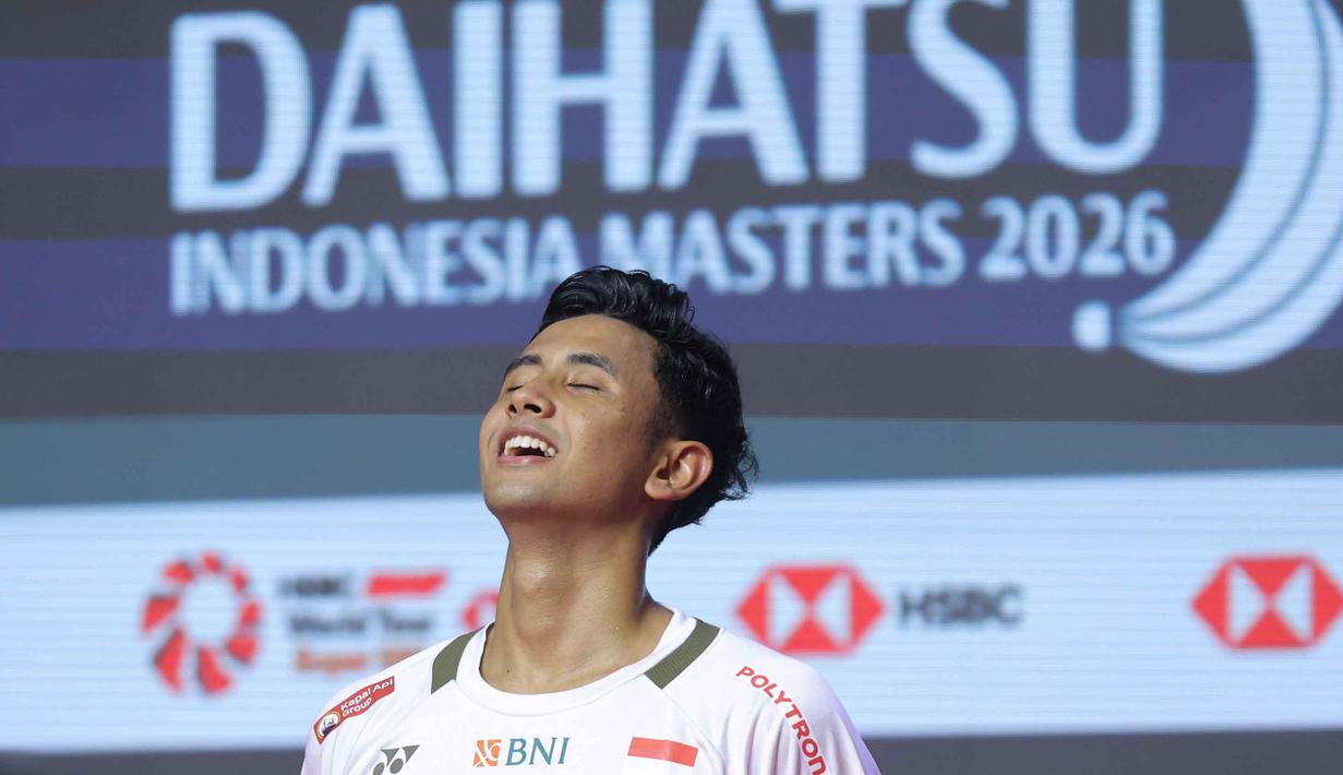 Pebulu tangkis tunggal putra Indonesia, Alwi Farhan merayakan gelar juara Indonesia Masters 2026 usai mengalahkan wakil Thailand, Panitchaphon Teeraratsakul, pada laga final di Istora Gelora Bung Karno, Senayan, Jakarta, Minggu (25/1/2026). Tunggal putra Indonesia, Alwi Farhan mengukir sejarah di Indonesia Masters 2026. Alwi Farhan sukses meredam perlawanan wakil Thailand, Panitchaphon Teeraratsakul. (Bola.com/Bagaskara Lazuardi)