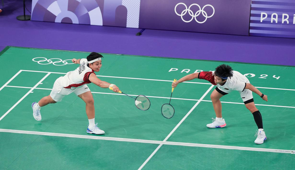 <p>Ganda putri Indonesia, Apriyani Rahayu/Siti Fadia Silva Ramadhanti berusaha mengembalikan bola saat menghadapi wakil Malaysia, Pearly Tan/Thinaah Muralitharan pada laga Grup A Olimpiade Paris 2024 di Porte de la Chapelle Arena, Paris, Selasa (30/7/2024). Apriyani Rahayu/Siti Fadia Silva Ramadhanti kalah 18-21, 9-21. (Dok. NOC Indonesia/Naif Muhammad Al'as)</p>