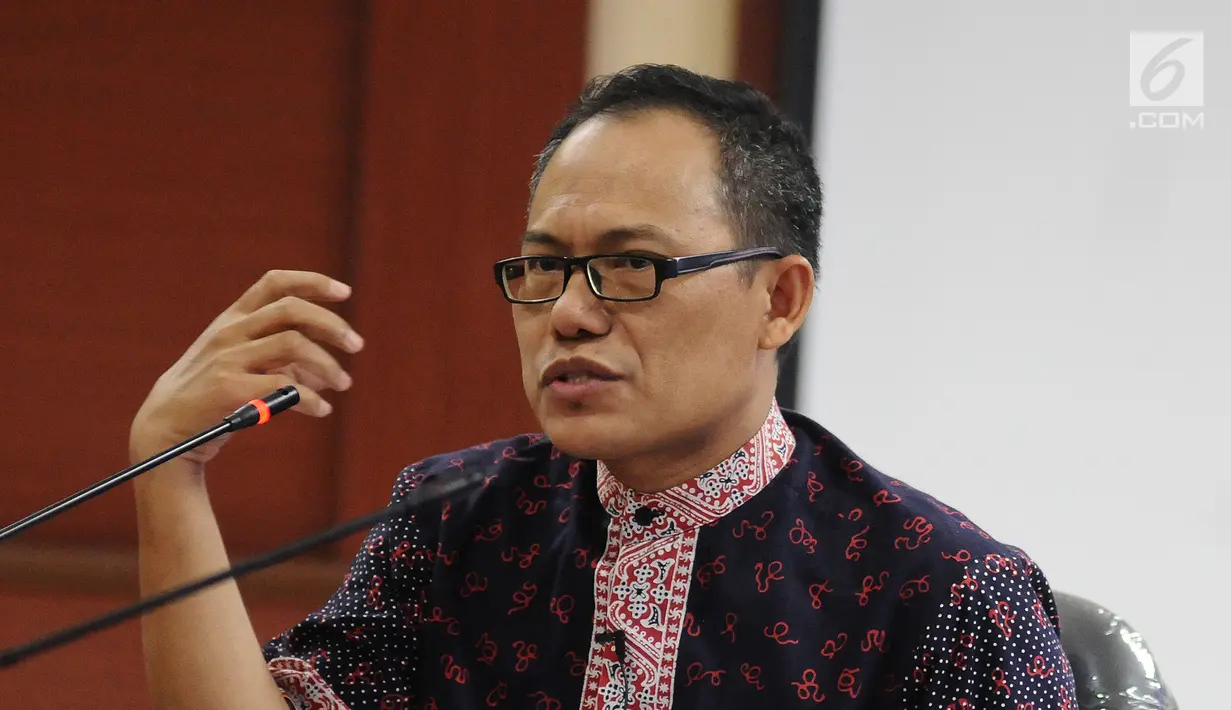 Kriminolog Hamid Patilima berbicara saat jumpa pers di kantor KPAI, Jakarta, Kamis (14/2). Yayasan Lentera Anak melaporkan kasus dugaan eksploitasi anak itu ke KPAI, sekaligus meminta pemerintah memerhatikan masalah ini. (Liputan6.com/Herman Zakharia)