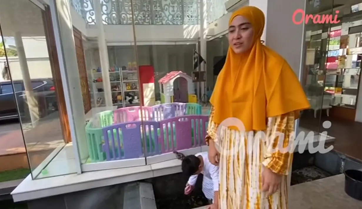 Rumah Ustaz Solmed dan Aprile Jasmin (Youtube/Orami Indonesia)