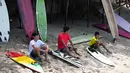 Para peserta menunggu giliran dalam Kontes Selancar Phuket 2020 di Pantai Kalim di Phuket, Thailand (14/9/2020). Acara yang berlangsung selama tiga hari itu merupakan bagian dari kampanye pemerintah Thailand untuk mempromosikan pariwisata dan merangsang perekonomian. (Xinhua/Zhang Keren)