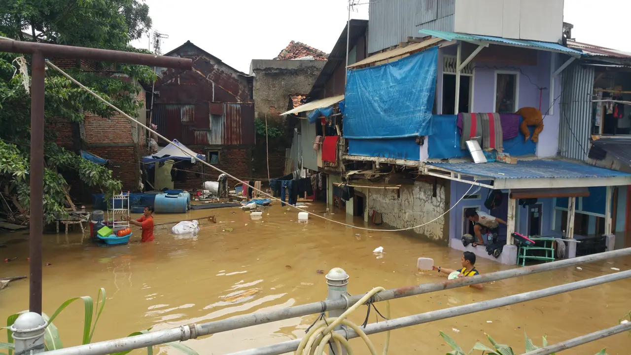 Warga Kampung Pulo tetap bertahan di rumah meski banjir masih melanda (Liputan6.com/Nanda Perdana)