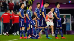 Para pemain Jepang bereaksi pada akhir adu penalti melawan Kroasia pada pertandingan sepak bola babak 16 besar Piala Dunia 2022 di Stadion Al Janoub, Al Wakrah, Qatar, 5 Desember 2022. Jepang gagal memecahkan rekor menembus perempat final Piala Dunia 2022 usai disingkirkan Kroasia lewat adu penalti 1-3. (AP Photo/Alessandra Tarantino)