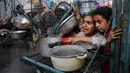 Ratusan warga Palestina termasuk anak-anak berbondong-bondong mendatangi pusat distribusi bantuan. (AP Photo/Mahmoud Essa)