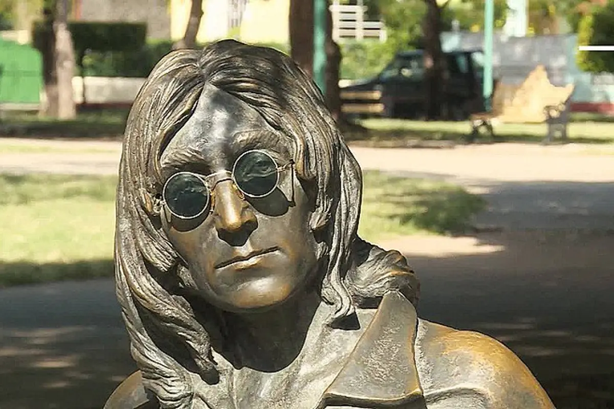 Patung John Lennon di Kuba
