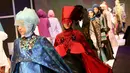 Sejumlah model mengenakan koleksi busana muslim dalam parade fashion saat pembukaan Muslim Fashion Festival (Muffest) 2018 di Plenary Hall Jakarta Convention Center, Kamis (19/4). (Liputan6.com/Immanuel Antonius)