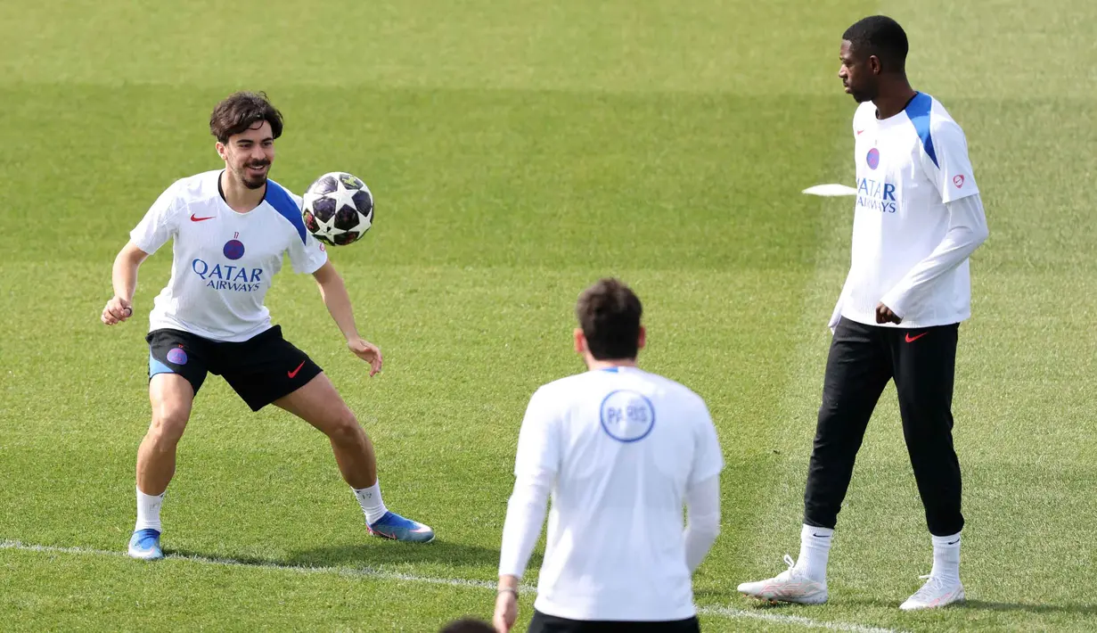 Gelandang Portugal Paris Saint-Germain, Vitinha (kiri) dan penyerang Prancis Paris Saint-Germain, Ousmane Dembele saat mengikuti sesi latihan klub sebelum pertandingan leg pertama semifinal Liga Champions 2025/2026 melawan klub Jerman, Bayern Muenchen, di PSG Campus, Poissy, Barat Laut Paris, pada Senin 27 April 2026. (FRANCK FIFE/AFP)