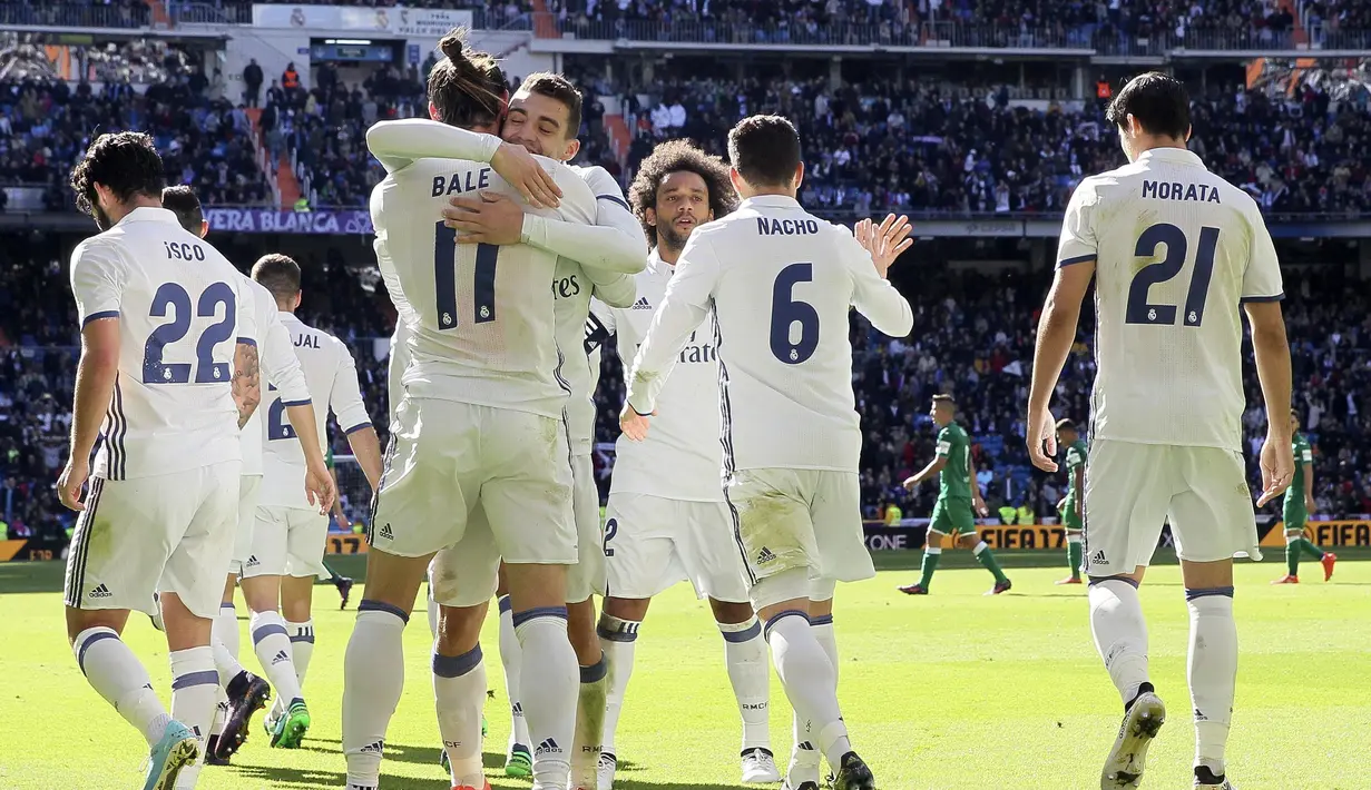 Ekspresi para pemain  Real Madrid merayakan gol Gareth Bale pada lanjutan La Liga Spanyol 2016-2017 di Santiago Bernabeu stadium, Madrid, (6/11/2016). (EPA/Mariscal)