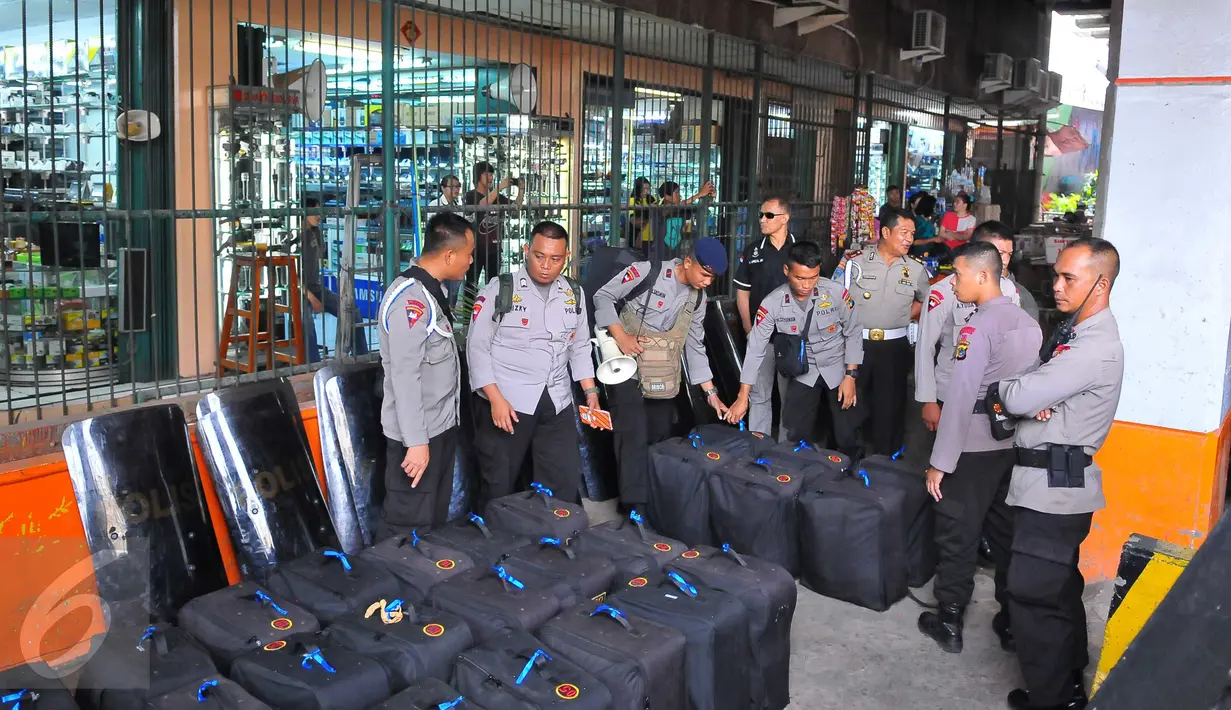 Petugas polisi melakukan persiapan pengamanan di pusat perbelanjaan kawasan Glodok, Jakarta Barat, Jumat (4/11). Pengamanan ketat dilakukan guna mengantisipasi peristiwa yang tidak diinginkan terkait demonstrasi Ormas Islam. (Liputan6.com/Angga Yuniar)