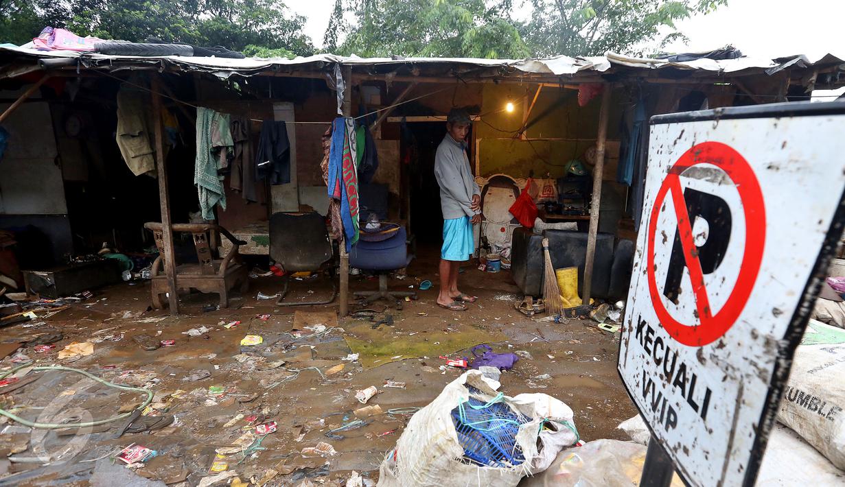 Perkampungan pemulung hanya berjarak 200 meter dari bukit sampah. Di sanalah para pemulung itu bertahan hidup dan mengais nafkah dari sampah buangan penduduk. (Liputan6.com/Johan Tallo)