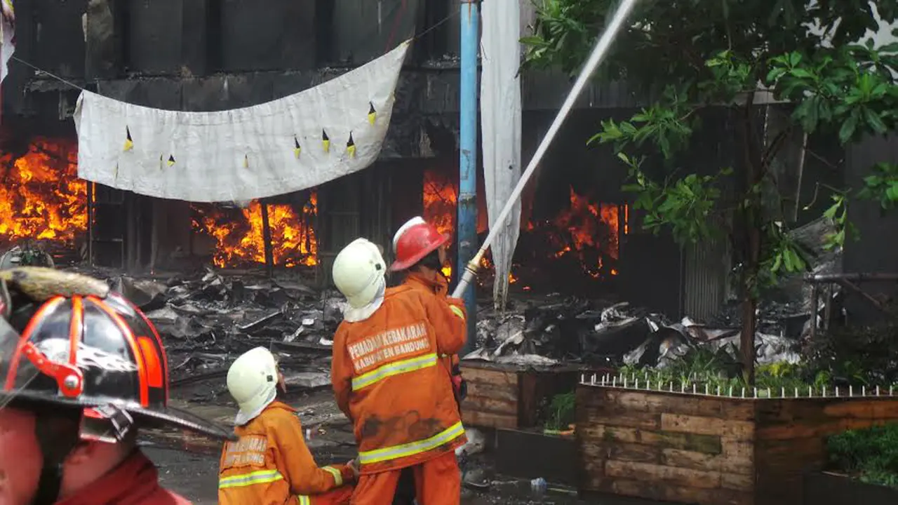 Suhu Super Panas, Petugas Sulit Padamkan Api di Kings Bandung