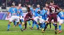 Pemain Napoli berusaha menghadang bek Torino, Nicolas Nkoulou, pada laga Serie A di Stadion Olimpico Grande Torino, Sabtu (16/12/2017). Napoli menang 3-1 atas Torino. (AP/Alessandro Di Marco)
