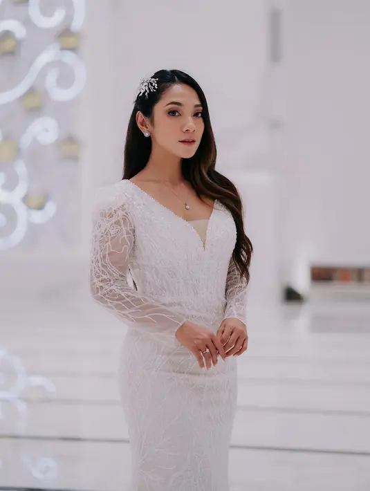Bukan hanya saat akad nikah saja, penampilan Dinda Kirana di 'resepsi pernikahan' tak luput dari sorotan. Ia tampak begitu menawan dalam gaun berwarna putih dengan detail cantik. (Liputan6.com/IG/@dindakirana.s)