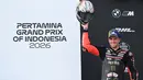 Pembalap Aprilia Racing asal Italia, Marco Bezzecchi (tengah), merayakan kemenangan di podium bersama runner-up Raul Fernandez dari Trackhouse MotoGP Team (kiri) dan Jorge Martin dari Aprilia Racing yang finis di posisi ketiga (kanan) setelah balapan MotoGP Indonesia di Sirkuit Internasional Mandalika, Mandalika, Minggu (11/10/2026). (SONNY TUMBELAKA/AFP)