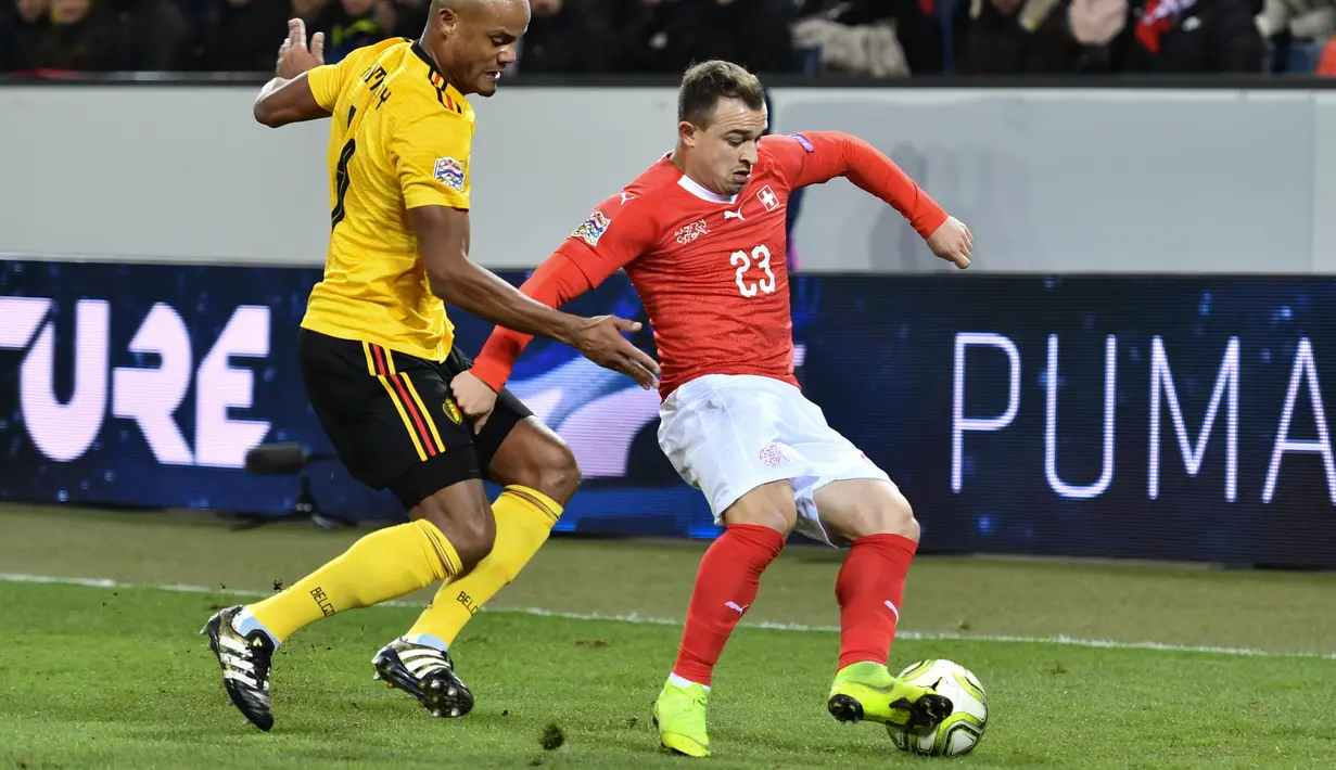 Aksi bintang timnas Swiss, Xherdan Shaqiri saat melawan tim tamu Belgia pada laga Nations League yang berlangsung di stadion Swissporarena, Senin (19/11). Timnas Swiss menang 5-2. (AFP/Fabrice Coffrini)