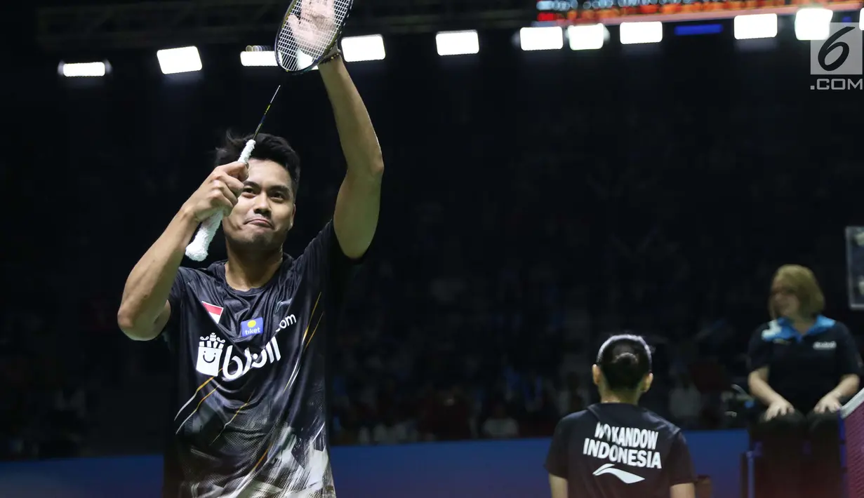 Pebulu tangkis ganda campuran Indonesia, Tontowi Ahmad/Winny Oktavina Kandow usai melawan Satwiksairaj Rankireddy/Ashwini Ponnappa (India) di di Babak 32 besar Indonesia Open 2019 di Istora Senayan, Jakarta, Rabu (17/7/2019). Tontowi/Winny unggul 21-13, 21-11. (Liputan6.com/Helmi Fitrhiansyah)
