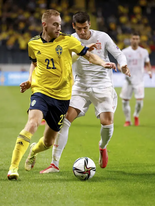 Pemain Swedia Dejan Kulusevski (kiri) berebut bola dengan pemain Spanyol lvaro Morata pada pertandingan Grup B kualifikasi Piala Dunia 2022 di Friends Arena, Stockholm, Swedia, Kamis (2/9/2021). Swedia menang 2-1. (Nils Petter Nilsson/TT News Agency via AP)