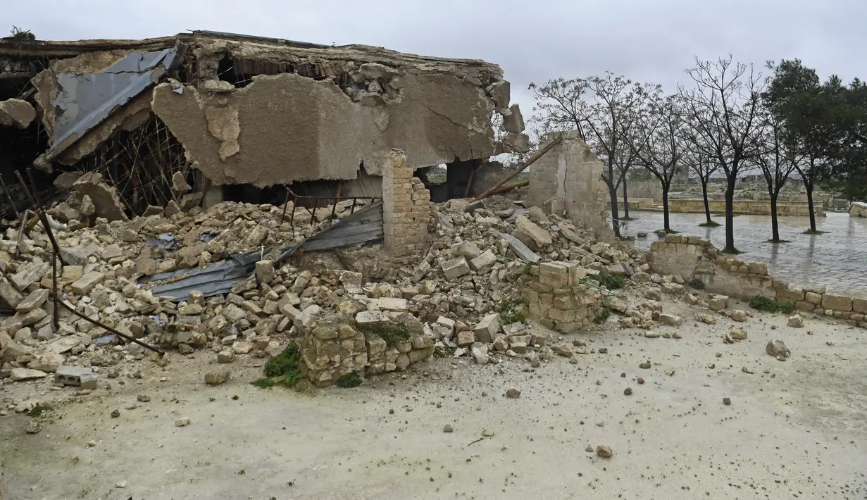 Benteng kuno Aleppo rusak setelah gempa mematikan yang mengguncang Suriah, Senin (6/2/2023). Sedikitnya 810 orang tewas di Suriah saat bangunan runtuh setelah gempa berkekuatan 7,8 melanda negara tetangga Turki, kata media pemerintah dan penyelamat. (Photo by AFP)