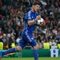 Penyerang Schalke 04, Klaas-Jan Huntelaar (kanan) merayakan gol ke gawang Real Madrid di leg kedua 16 besar Liga Champions di Stadion Santiago Bernabeu, Madrid, Spanyol, (10/3/2015). Schalke 04 Menang 4-3 atas Real Madrid. (Reuters/Juan Medina)