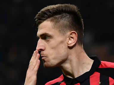 Striker AC Milan, Krzysztof Piatek, merayakan gol yang dicetaknya ke gawang Empoli pada laga Serie A di Stadion San Siro, Milan, Jumat (22/2). Milan menang 3-0 atas Empoli. (AFP/Marco Bertorello)