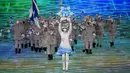 Valtteri Filppula dari Finlandia memimpin timnya saat upacara pembukaan Olimpiade Musim Dingin 2022 di Stadion Olimpiade, Beijing, China, Jumat (4/2/2022). (AP Photo/David J. Phillip)