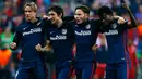 Fernando Torres, Stefan Savic, Saul Niguez dan Teye Thomas merayakan selebrasi usai pertandingan melawan Muenchen di Liga Champions di Allianz Arena (4/5). (Reuters/ Ralph Orlowski)