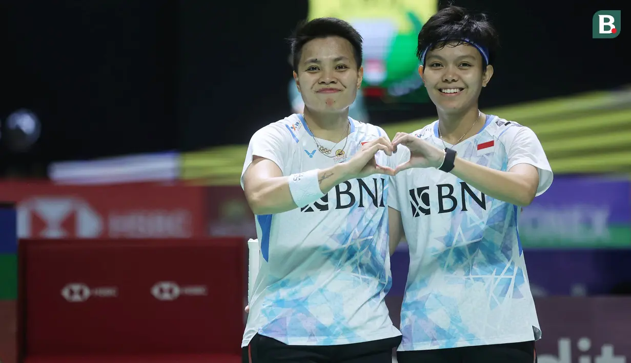 <p>Ganda putri Indonesia, Apriyani Rahayu/Siti Fadia Silva Ramadhanti berpose merayakan kemenangan atas pasangan Thailand, Jongkolphan Kititharakul/Rawinda Prajongjai pada laga babak 32 besar Indonesia Open 2024 di Istora Senayan, Jakarta, Selasa (4/6/2024). Ester Nurumi Tri Wardoyo menang dua game langsung 21-17, 21-16. (Bola.com/M Iqbal Ichsan)</p>