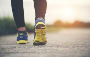 Karena kemudahannya tersebut, banyak orang seringkali tidak menyadari manfaat dari berjalan kaki.[Dok/freepik.com/jcomp]