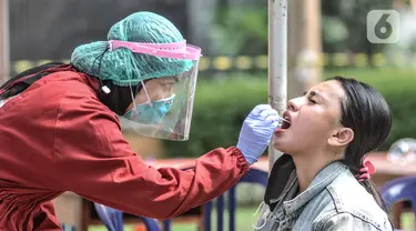 Warga menjalani tes usap PCR di Taman Pintar, Kayu Putih, Pulogadung, Jakarta Timur, Selasa (8/6/2021). Warga RW 09 dan 10 Kelurahan Kayu Putih kembali menjalani tes usap PCR guna mengantisipasi penyebaran COVID-19 di wilayah mereka. (merdeka.com/Iqbal S. Nugroho)