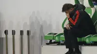 Reaksi Louis van Gaal di tengah laga Liga Champions kontra Wolfsburg, di Volkswagen Arena (8/12/2015). Van Gaal gagal menangani Manchester United meski sudah menghabiskan dana pembelian Rp 5 triliun.  (Reuters/Carl Recine)