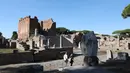 Orang-orang mengunjungi Taman Arkeologi Ostia Antica di Roma, Italia, 19 Agustus 2020. Ostia Antica merupakan situs arkeologi besar dari abad ke-4 SM yang berada dekat kota modern Ostia. (Xinhua/Cheng Tingting)