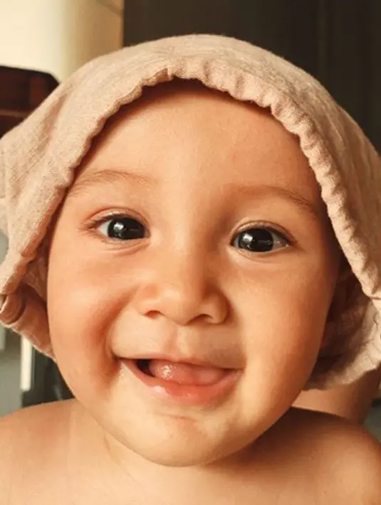 Foto close up Surinala, kira-kira lebih mirip Chicco Jerikho atau Putri Marino? (Liputan6.com/IG/putrimarino)