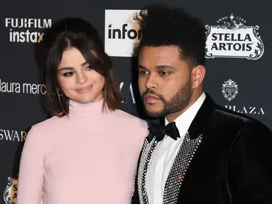 Pasangan selebriti, Selena Gomez dan The Weeknd menghadiri acara New York Fashion Week untuk Harper's Bazaar di New York City, 8 September 2017. Pasangan ini terlihat begitu manis dan mesra saat berpose di atas red carpet. (AFP PHOTO / ANGELA WEISS)