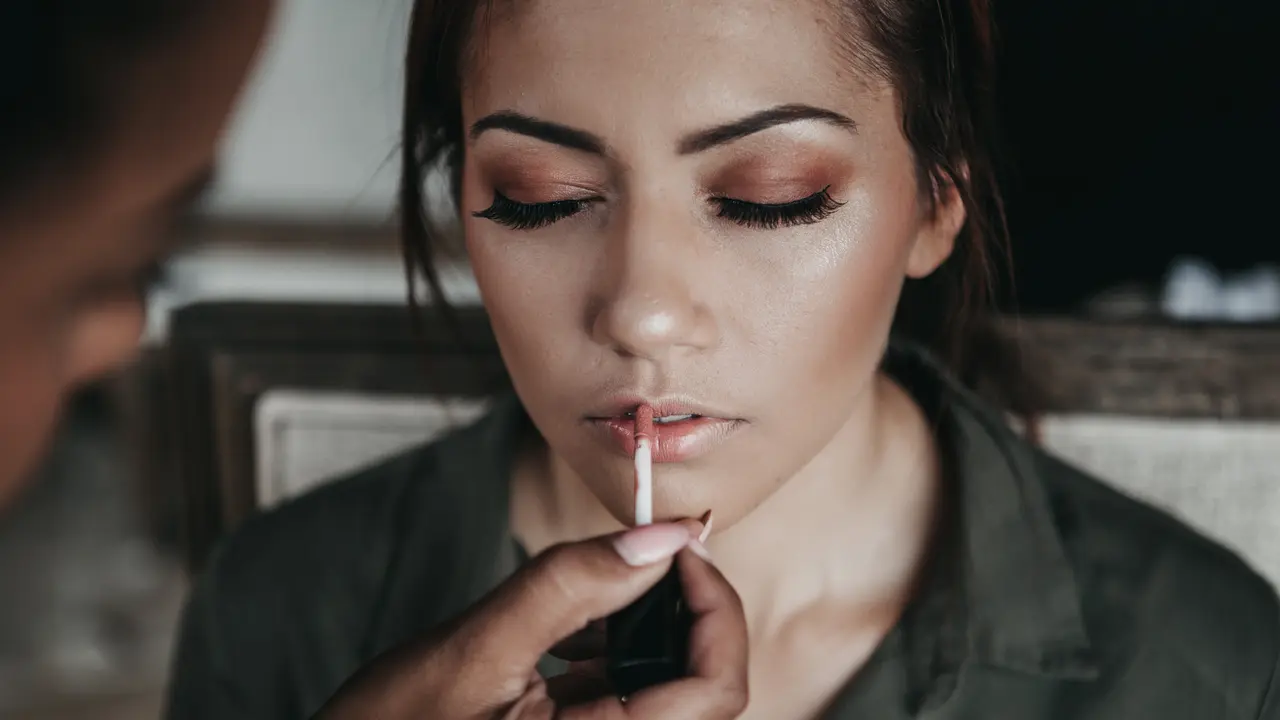 Ilustrasi Makeup (Photo by Candice Picard on Unsplash)