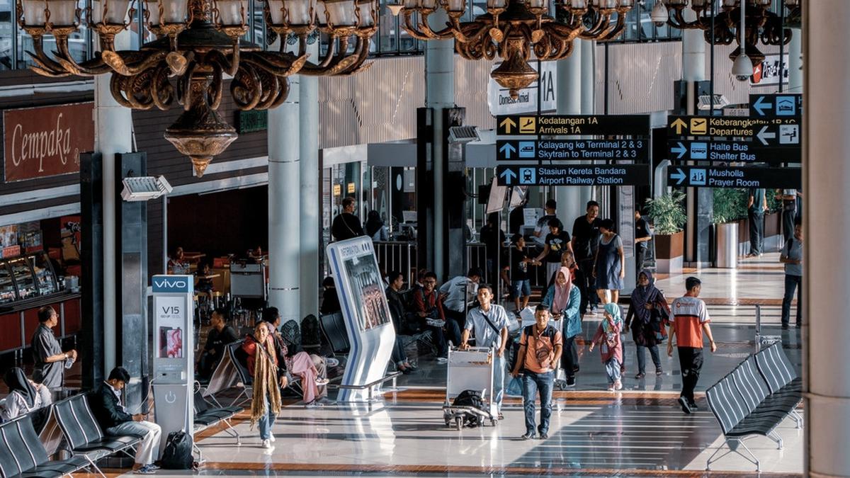 Menuju Gate di Bandara Harus Jalan Jauh? Ternyata Ini Alasannya