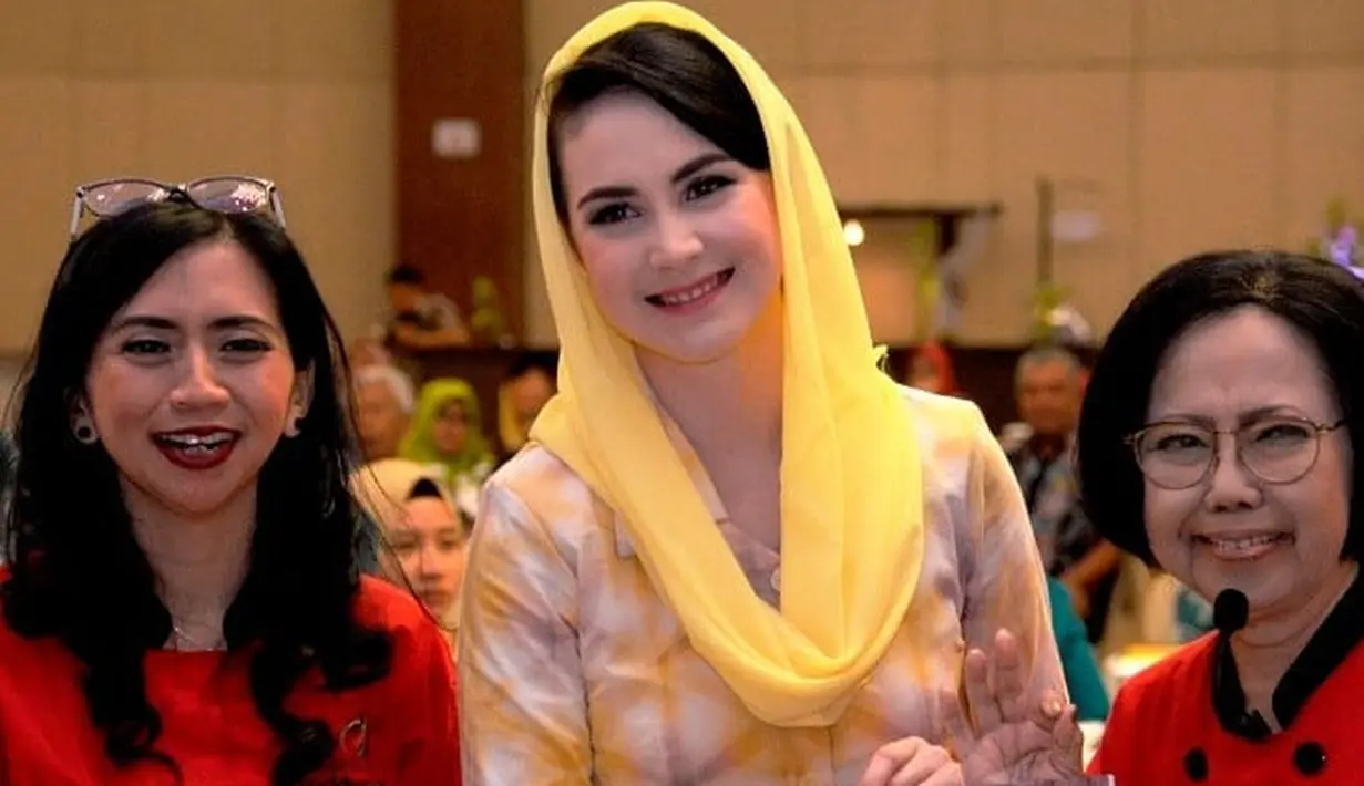 Arumi Bachsin juga tampil penuh pesona dengan atasan tie-dye berwarna kuning, yang dipadu dengan selendang sebagai penutup kepala berwarna kuning yang serasi. [Foto: Instagram]