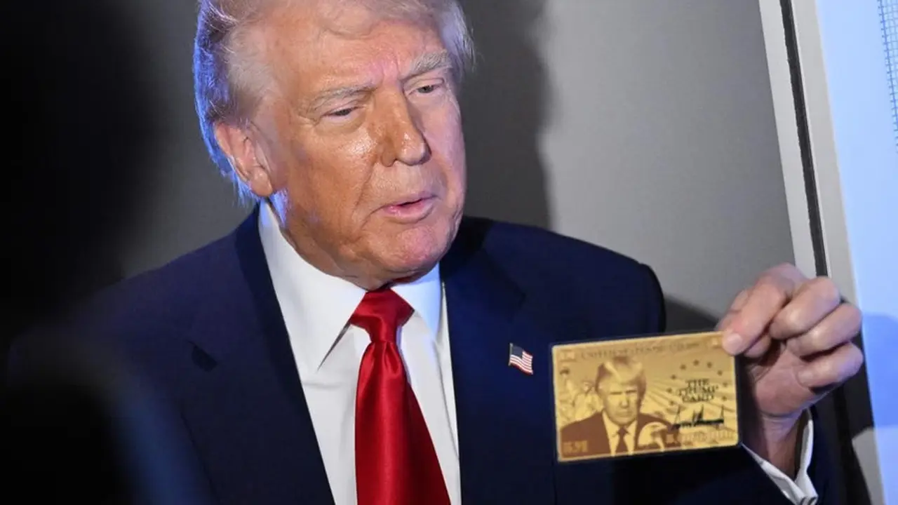 Donald Trump pamer prototipe yang memperlihatkan wajahnya dan tulisan “Trump Card”. (AFP)
