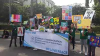 Para aktivis kemanusiaan yang tergabung dalam organisasi Heavenly Culture Wealth Peace Restoration of Light melakukan aksi di arena CFD Jalan Sudirman-Thamrin. (Merdeka.com)