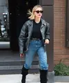 Di sini, Hailey Bieber mengenakan mom jeans dengan gaya tucked in yang sedang tren. Ia menyelipkan high-waisted mom jeansnya ke dalam sepatu boots hitam yang longgar. Foto: Instagram.