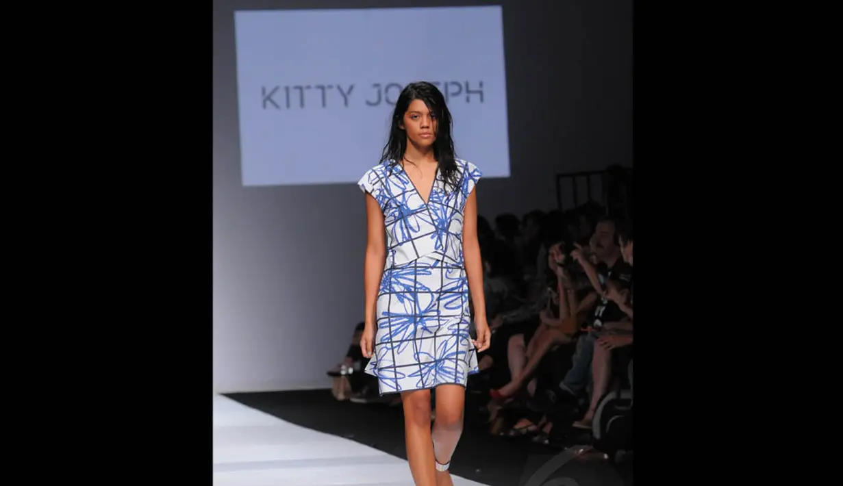 Desain tumpang tindih pada beberapa busana dan model lipit-lipit dengan gradasi warna dan motif kotak-kotak membuat koleksi Kitty bersentuhan seni, Jakarta, Senin (3/11/2014). (Liputan6.com/Faisal R Syam)