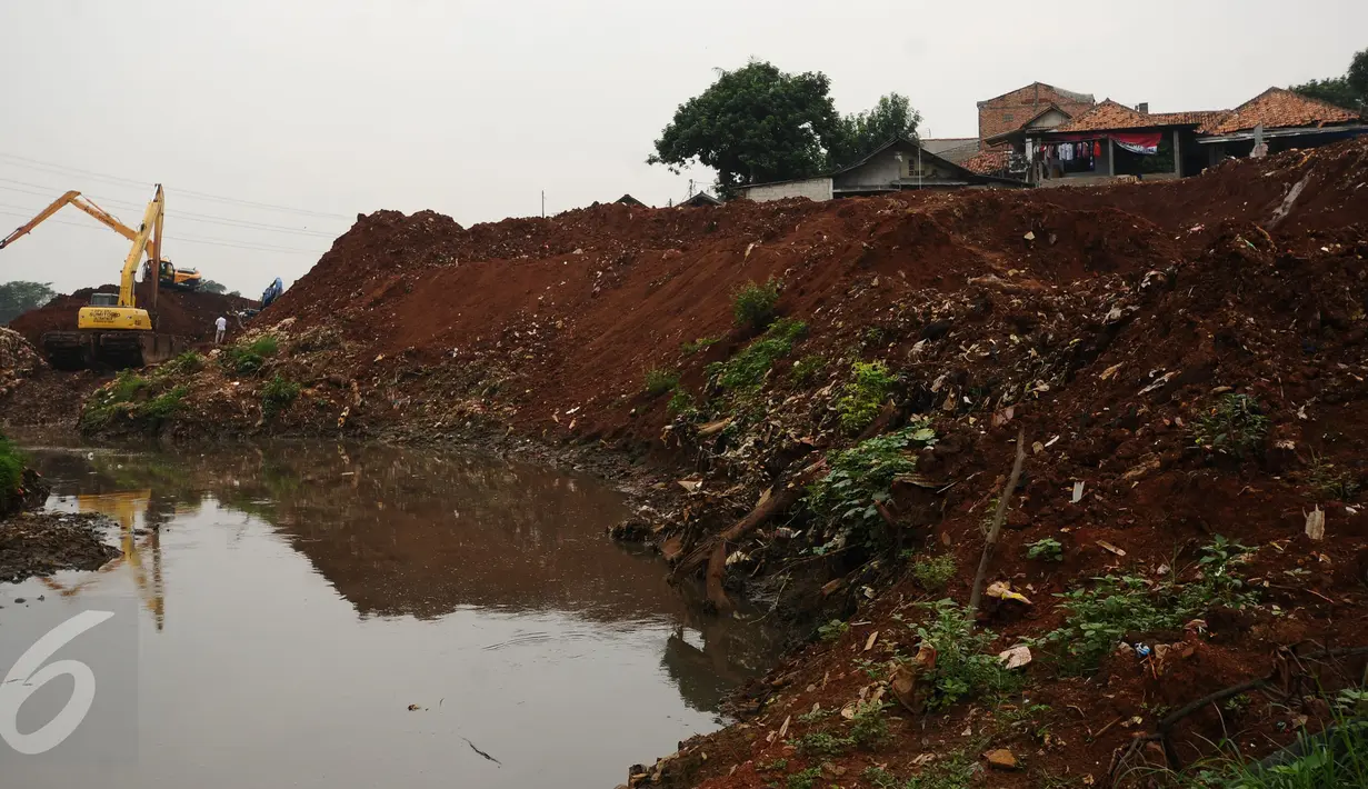 Alat berat melakukan pengerukan di Waduk Rambutan 1, Ciracas, Jakarta, Kamis (27/10). Beberapa waktu lalu, aktivitas pengerukan Waduk Rambutan I sempat terhenti akibat keterlambatan pasokan bahan bakar. (Liputan6.com/Helmi Fithriansyah)