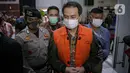 Wakil Ketua DPR Aziz Syamsuddin meninggalkan Gedung KPK seusai rilis penetapan dan penahanannya di Jakarta, Sabtu (25/9/2021). Politisi Partai Golkar ini ditetapkan sebagai tersangka dan langsung ditahan KPK terkait kasus penanganan perkara di Kabupaten Lampung Tengah. (Liputan6.com/Faizal Fana