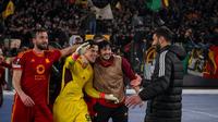 Kiper AS Roma, Mile Svilar bersama rekan setimnya saat jadi pahlawan kemenangan tim melawan Feyenoord di ajang Liga Europa 2023/2024. (X/AS Roma)