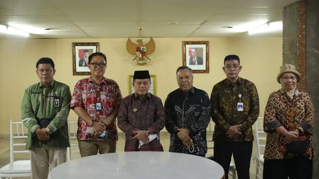 Gubernur Jambi Bersama Staff dan Barno (Kord. Program TVRI kiri), dan Ati Ganda (Creative Program Bunga Khatuliswa, kanan)