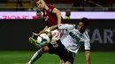 Penyerang AC Milan, Stephan El Shaarawy (kiri) berusaha lolos dari hadangan pemain belakang Sassuolo, Pedro Filipe Mendes, saat berlaga di Stadion San Siro, (18/5/2014). (AFP PHOTO/Giuseppe Cacace)