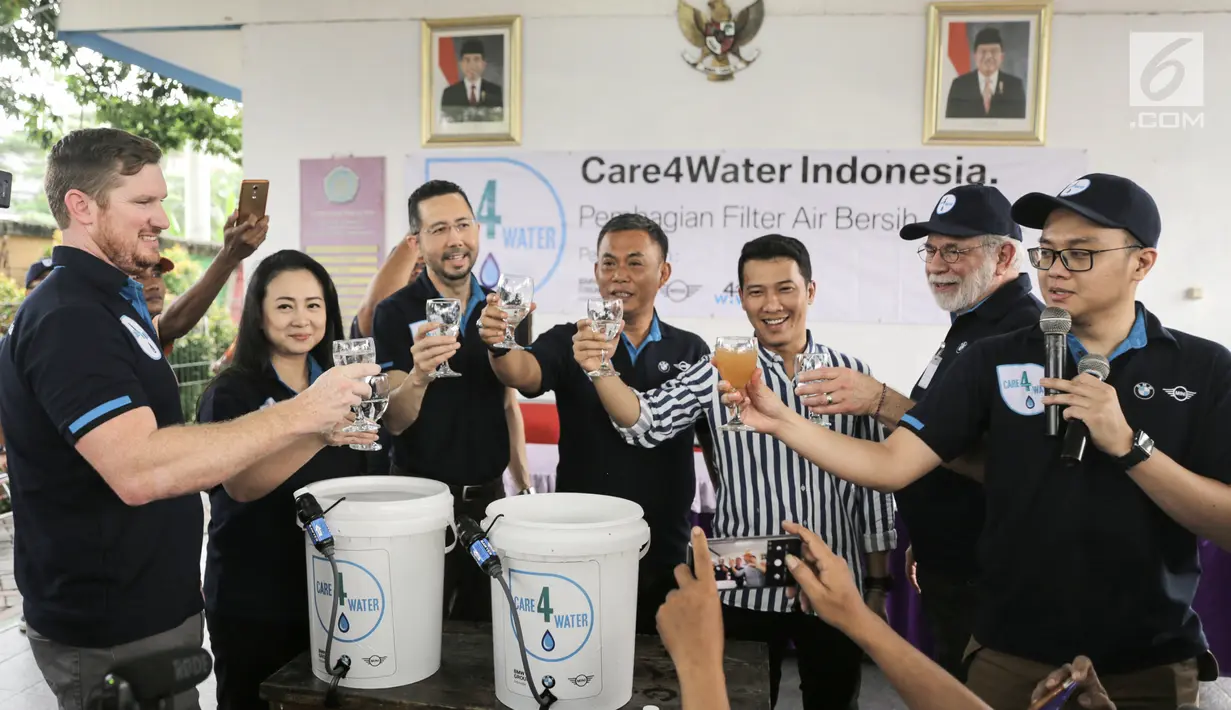 Ketua DPRD DKI Jakarta Prasetyo Edi Marsudi (tengah), President Director BMW Group Indonesia Ramesh Divyanathan, VP of Corporate Communications Jodie O’tania, Field Director Waves for Water Rob Mcqueen pada peluncuran Care4Water di RPTRA Krendang, Jakarta, Minggu (28/4/2019). (Liputan6.com/Ismail)