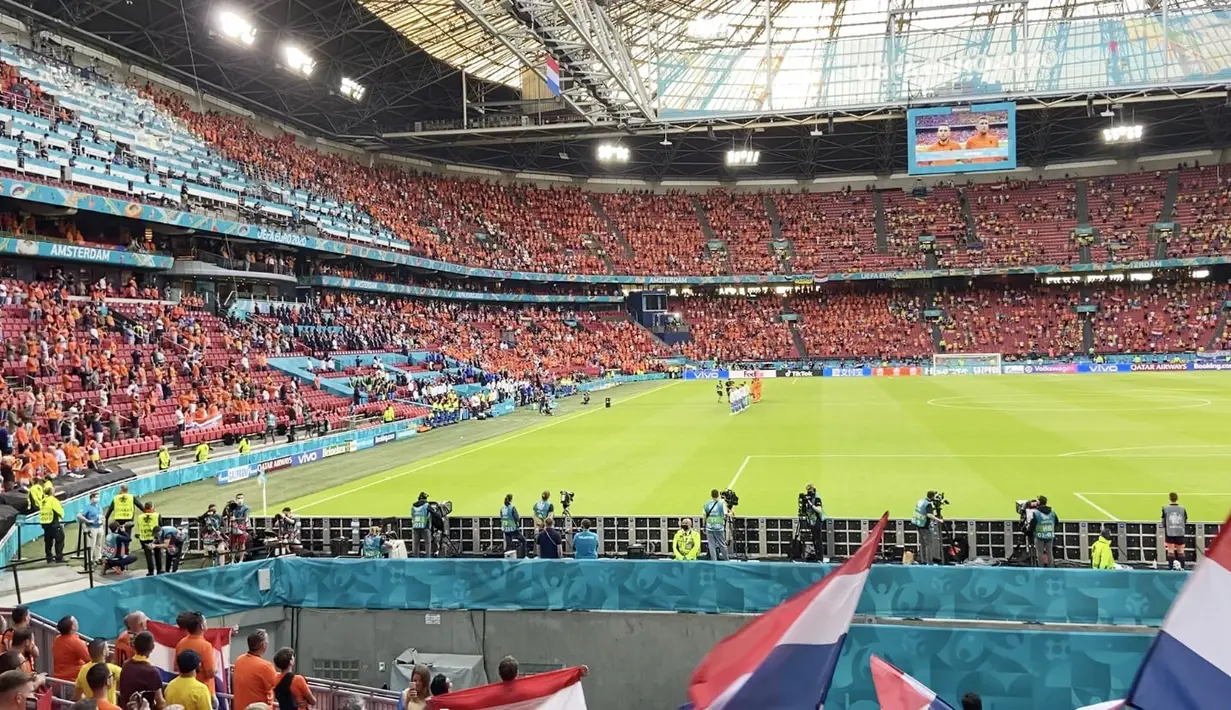 Suasana di dalam Arena Amsterdam ketika lagu nasional dinyanyikan jelang laga Belanda vs Ukraina. (Foto: Bola.com/Tito Sianipar)