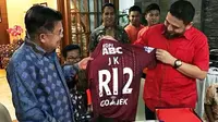 Wapres Jusuf Kalla mendapat jersey PSM Makassar dengan nomor punggung RI2. (Bola.com/Abdi Satria)